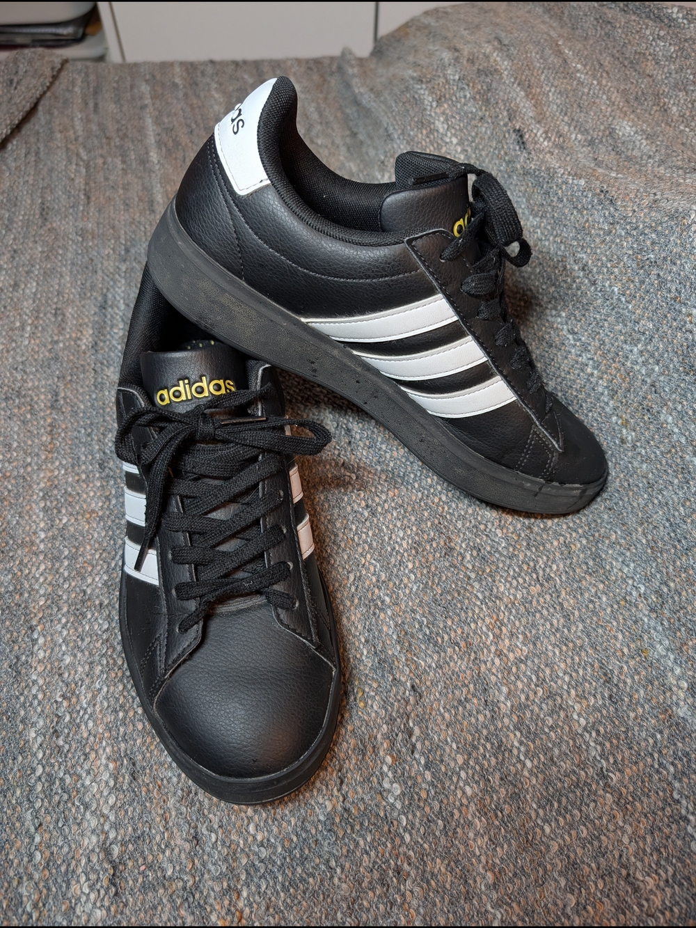 adidas Women's Black & White Classic Trainer - Picture 3 of 10